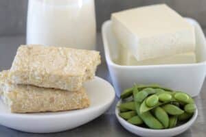 Các sản phẩm từ đậu nành như đậu phụ, tempeh và edamame là một trong những nguồn giàu protein thực vật nhất trong chế độ ăn thuần chay.