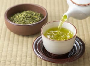Thưởng thức một hoặc hai tách trà xanh mỗi ngày được cho là tốt cho sức khỏe của bạn vì chúng chứa rất nhiều chất chống oxy hóa.