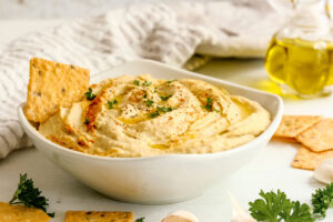 Hummus là một loại sốt chấm ngon được làm từ đậu gà, sốt tahini, dầu ô liu và tỏi.