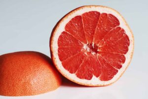 Bưởi là một loại trái cây có múi với hương vị từ đắng đến chua. Loại quả này chứa rất nhiều vitamin và khoáng chất thiết yếu.