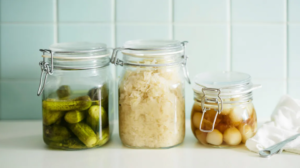 Mọi người cũng có thể tự lên men thực phẩm tại nhà nếu muốn bổ sung thêm vi khuẩn axit lactic.