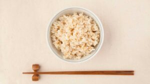 Một số bằng chứng cho thấy ăn quá nhiều gạo trắng có thể góp phần làm tăng cholesterol.