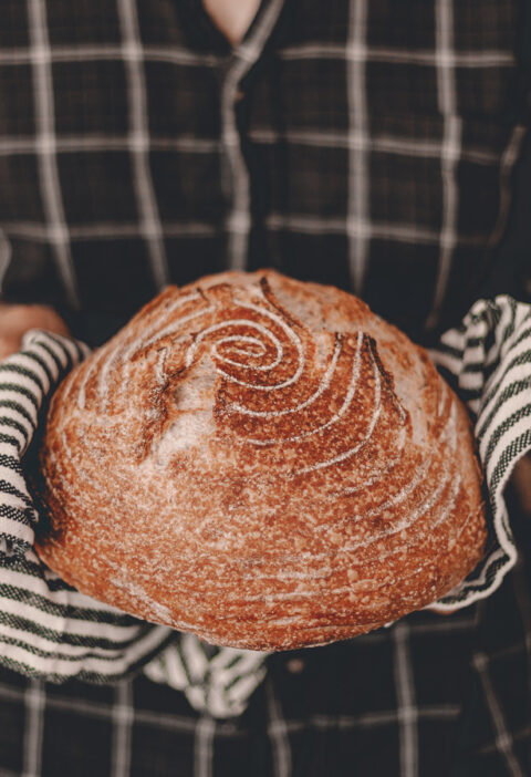 Carbohydrate trong bánh mì có thể cung cấp năng lượng cho cơ thể.