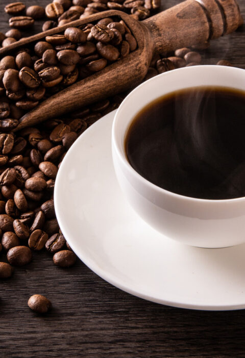 “Mặc dù hợp chất được nghiên cứu nhiều hơn trong cà phê là caffein, nhưng cà phê có các hợp chất hoạt tính sinh học có lợi khác, như polyphenol, diterpenes và trigonelline, có đặc tính chống oxy hóa,” Chuyên gia dinh dưỡng Eva De Angelis, Biên tập viên về sức khỏe và dinh dưỡng tại Health Canal.