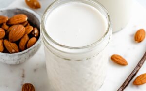Nghiên cứu mới đây cho thấy sữa chua hạnh nhân là loại sữa thay thế giàu dinh dưỡng nhất.