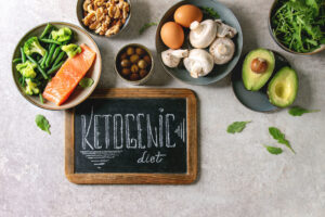 Chế độ ăn ketogen, được rút ngắn thành “keto”, là một trong những chế độ ăn kiêng chứa ít carbonhydrate. Sự khác biệt giữa chế độ ăn keto và những chế độ khác là trong khi một nhóm khuyên thay thế carbohydrate bằng protein, thì chế độ ăn keto lại thay bằng chất béo. 