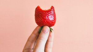 the ultimate guide to strawberries why theyre good for you how to eat them alt 1440x810 1 | Ăn Chay, Thuần Chay, Quán Chay & Nhà Hàng Chay