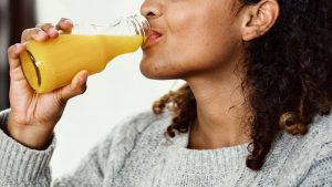 Nước ép trái cây, chẳng hạn như nước cam, có thể chứa nhiều đường bổ sung và thiếu hụt lượng chất xơ lành mạnh vốn có trong trái cây nguyên quả.