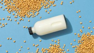 Được làm từ đậu nành, sữa đậu nành có hàm lượng carbohydrate và chất béo cân bằng, giàu protein.